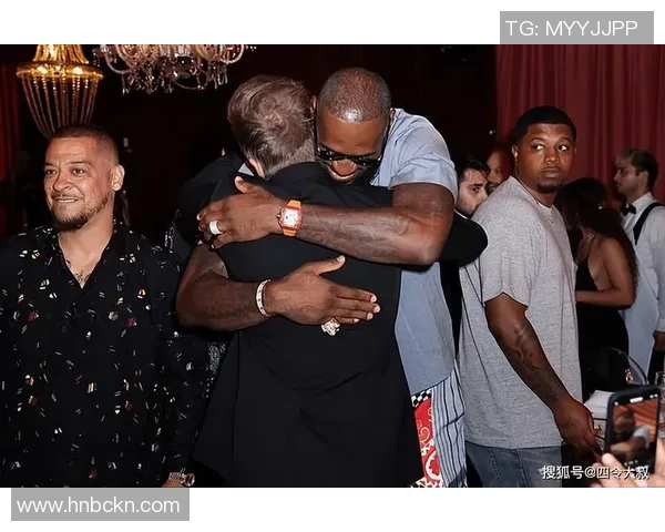 勒布朗与足球明星同框合影展现运动员友谊与合作精神